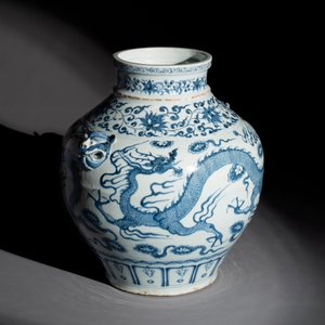 A fine Chinese blue and white 'dragon' vase with mythical-beast-shaped handles, probably Yuan — photo 5