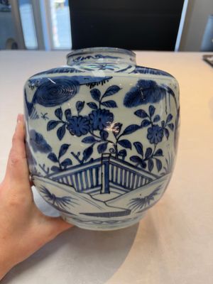 A fine Chinese blue and white jar with two cranes in a garden, Wanli — photo 1