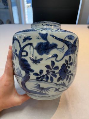 A fine Chinese blue and white jar with two cranes in a garden, Wanli — photo 2