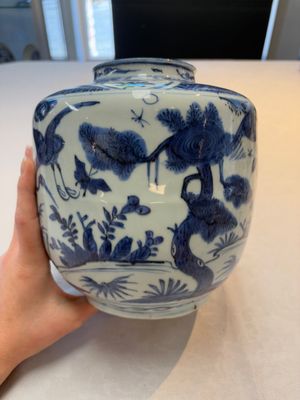 A fine Chinese blue and white jar with two cranes in a garden, Wanli — photo 4