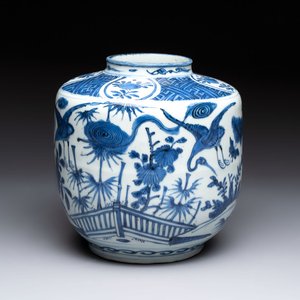 A fine Chinese blue and white jar with two cranes in a garden, Wanli — photo 1