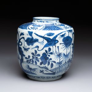 A fine Chinese blue and white jar with two cranes in a garden, Wanli — photo 2