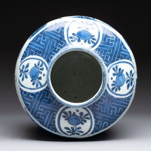 A fine Chinese blue and white jar with two cranes in a garden, Wanli — photo 6