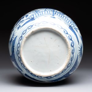 A fine Chinese blue and white jar with two cranes in a garden, Wanli — photo 7