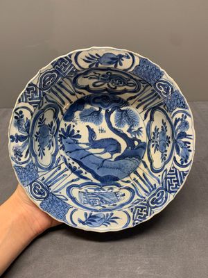 A fine Chinese blue and white 'kraak' porcelain 'deer' 'klapmuts' bowl, Wanli — photo 1