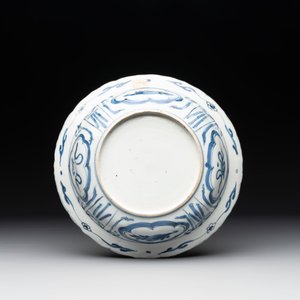 A fine Chinese blue and white 'kraak' porcelain 'deer' 'klapmuts' bowl, Wanli — photo 2