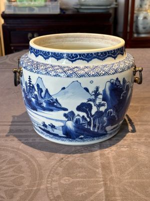 A fine Chinese blue and white 'landscape and antiquities' bowl with silver handles, Kangxi — 照片 1