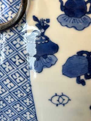 A fine Chinese blue and white 'landscape and antiquities' bowl with silver handles, Kangxi — 照片 11