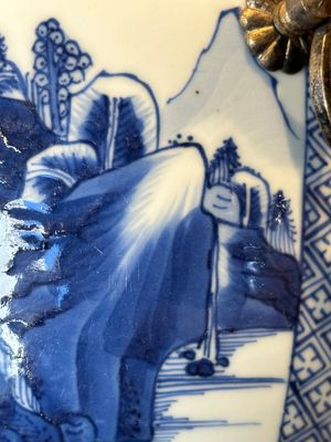 A fine Chinese blue and white 'landscape and antiquities' bowl with silver handles, Kangxi — 照片 12
