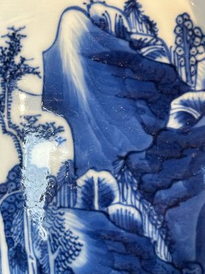 A fine Chinese blue and white 'landscape and antiquities' bowl with silver handles, Kangxi — 照片 13