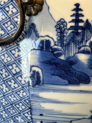 A fine Chinese blue and white 'landscape and antiquities' bowl with silver handles, Kangxi — 照片 16