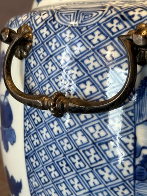A fine Chinese blue and white 'landscape and antiquities' bowl with silver handles, Kangxi — 照片 17