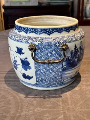 A fine Chinese blue and white 'landscape and antiquities' bowl with silver handles, Kangxi — 照片 2