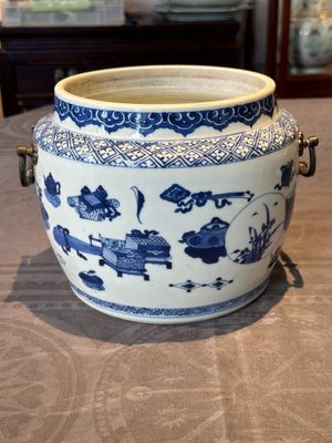 A fine Chinese blue and white 'landscape and antiquities' bowl with silver handles, Kangxi — 照片 3