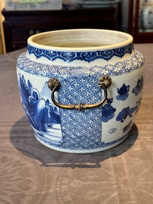 A fine Chinese blue and white 'landscape and antiquities' bowl with silver handles, Kangxi — 照片 4