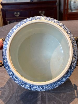 A fine Chinese blue and white 'landscape and antiquities' bowl with silver handles, Kangxi — 照片 5