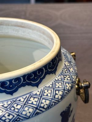 A fine Chinese blue and white 'landscape and antiquities' bowl with silver handles, Kangxi — 照片 6