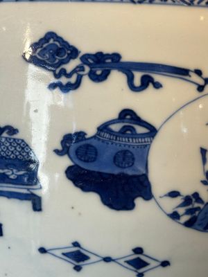 A fine Chinese blue and white 'landscape and antiquities' bowl with silver handles, Kangxi — 照片 8