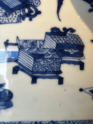 A fine Chinese blue and white 'landscape and antiquities' bowl with silver handles, Kangxi — 照片 9