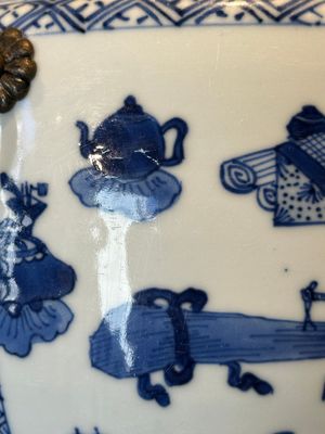 A fine Chinese blue and white 'landscape and antiquities' bowl with silver handles, Kangxi — 照片 10