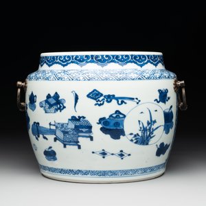 A fine Chinese blue and white 'landscape and antiquities' bowl with silver handles, Kangxi — 照片 3
