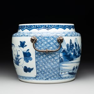 A fine Chinese blue and white 'landscape and antiquities' bowl with silver handles, Kangxi — 照片 4