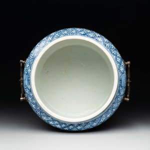 A fine Chinese blue and white 'landscape and antiquities' bowl with silver handles, Kangxi — 照片 5