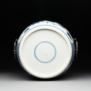 A fine Chinese blue and white 'landscape and antiquities' bowl with silver handles, Kangxi — 照片 6