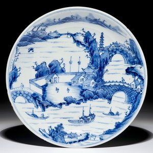 A fine Chinese blue and white landscape plate, Kangxi — 照片 1
