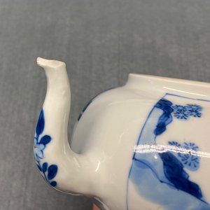 A fine Chinese blue and white 'Long Eliza' teapot and cover, Jiajing mark, Kangxi — photo 11