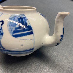 A fine Chinese blue and white 'Long Eliza' teapot and cover, Jiajing mark, Kangxi — photo 20
