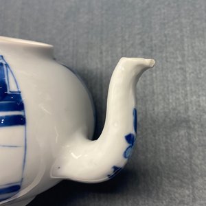 A fine Chinese blue and white 'Long Eliza' teapot and cover, Jiajing mark, Kangxi — photo 10