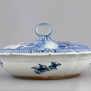 A fine Chinese blue and white lozenge-shaped tureen and cover with a seaside landscape, Qianlong, 18th C. — photo 1