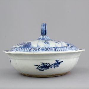 A fine Chinese blue and white lozenge-shaped tureen and cover with a seaside landscape, Qianlong, 18th C. — photo 2