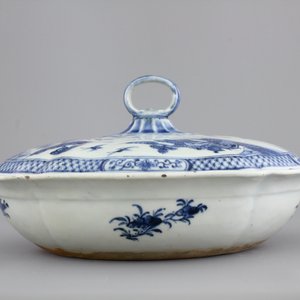 A fine Chinese blue and white lozenge-shaped tureen and cover with a seaside landscape, Qianlong, 18th C. — photo 3