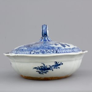 A fine Chinese blue and white lozenge-shaped tureen and cover with a seaside landscape, Qianlong, 18th C. — photo 4