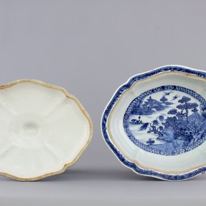 A fine Chinese blue and white lozenge-shaped tureen and cover with a seaside landscape, Qianlong, 18th C. — photo 5