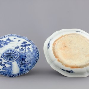 A fine Chinese blue and white lozenge-shaped tureen and cover with a seaside landscape, Qianlong, 18th C. — photo 6