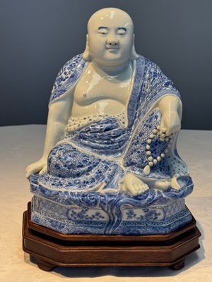 A fine Chinese blue and white Milefo Buddha on a wooden stand, Wei Hongtai Zao 魏洪泰造 mark, Republic — photo 1