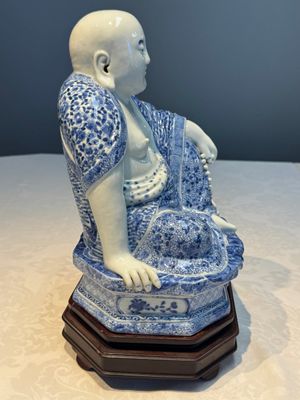 A fine Chinese blue and white Milefo Buddha on a wooden stand, Wei Hongtai Zao 魏洪泰造 mark, Republic — photo 2