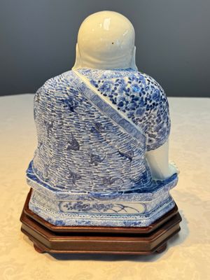 A fine Chinese blue and white Milefo Buddha on a wooden stand, Wei Hongtai Zao 魏洪泰造 mark, Republic — photo 3