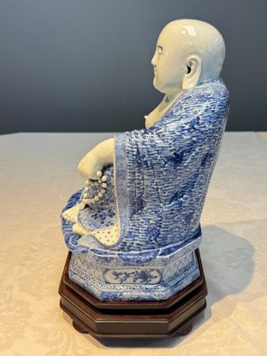 A fine Chinese blue and white Milefo Buddha on a wooden stand, Wei Hongtai Zao 魏洪泰造 mark, Republic — photo 4