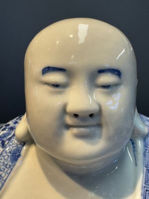A fine Chinese blue and white Milefo Buddha on a wooden stand, Wei Hongtai Zao 魏洪泰造 mark, Republic — photo 5