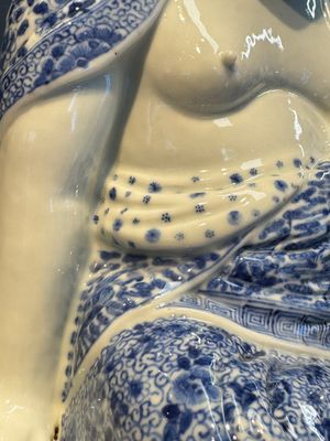 A fine Chinese blue and white Milefo Buddha on a wooden stand, Wei Hongtai Zao 魏洪泰造 mark, Republic — photo 6