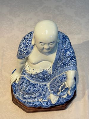 A fine Chinese blue and white Milefo Buddha on a wooden stand, Wei Hongtai Zao 魏洪泰造 mark, Republic — photo 7