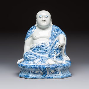A fine Chinese blue and white Milefo Buddha on a wooden stand, Wei Hongtai Zao 魏洪泰造 mark, Republic — photo 2