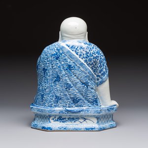 A fine Chinese blue and white Milefo Buddha on a wooden stand, Wei Hongtai Zao 魏洪泰造 mark, Republic — photo 4