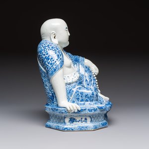 A fine Chinese blue and white Milefo Buddha on a wooden stand, Wei Hongtai Zao 魏洪泰造 mark, Republic — photo 5
