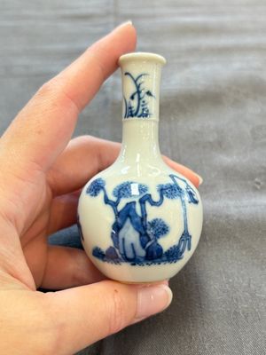 A fine Chinese blue and white miniature bottle vase with two ladies in a garden, jade 玉 mark, Kangxi — 照片 1