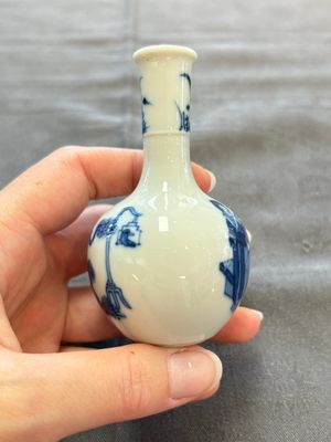 A fine Chinese blue and white miniature bottle vase with two ladies in a garden, jade 玉 mark, Kangxi — 照片 2